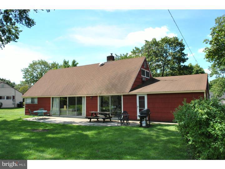 38 Round Hill Road Levittown, PA 19056 - Photo 7 of 11 Exterior Back