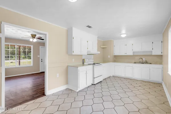 $1,095 | 9701 Highway 613, Moss Point, MS 39562