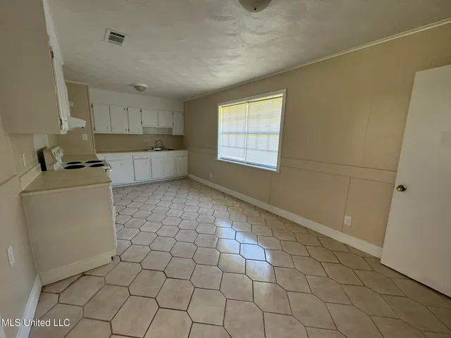 $1,105 | 9701 Highway 613, Moss Point, MS 39562