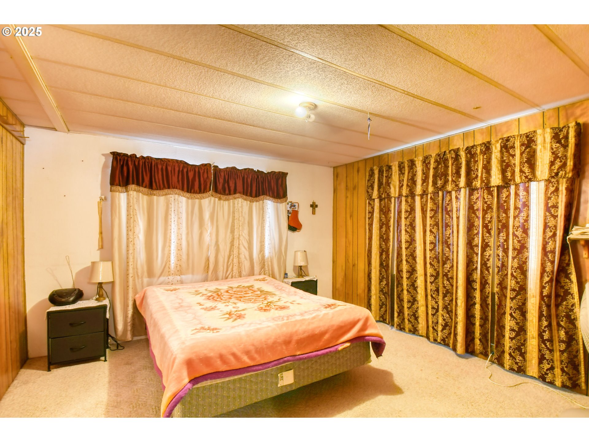 10 Southwest Sunrise Court Hermiston, OR 97838 - Photo 14 of 20 a bedroom with a bed and a couch