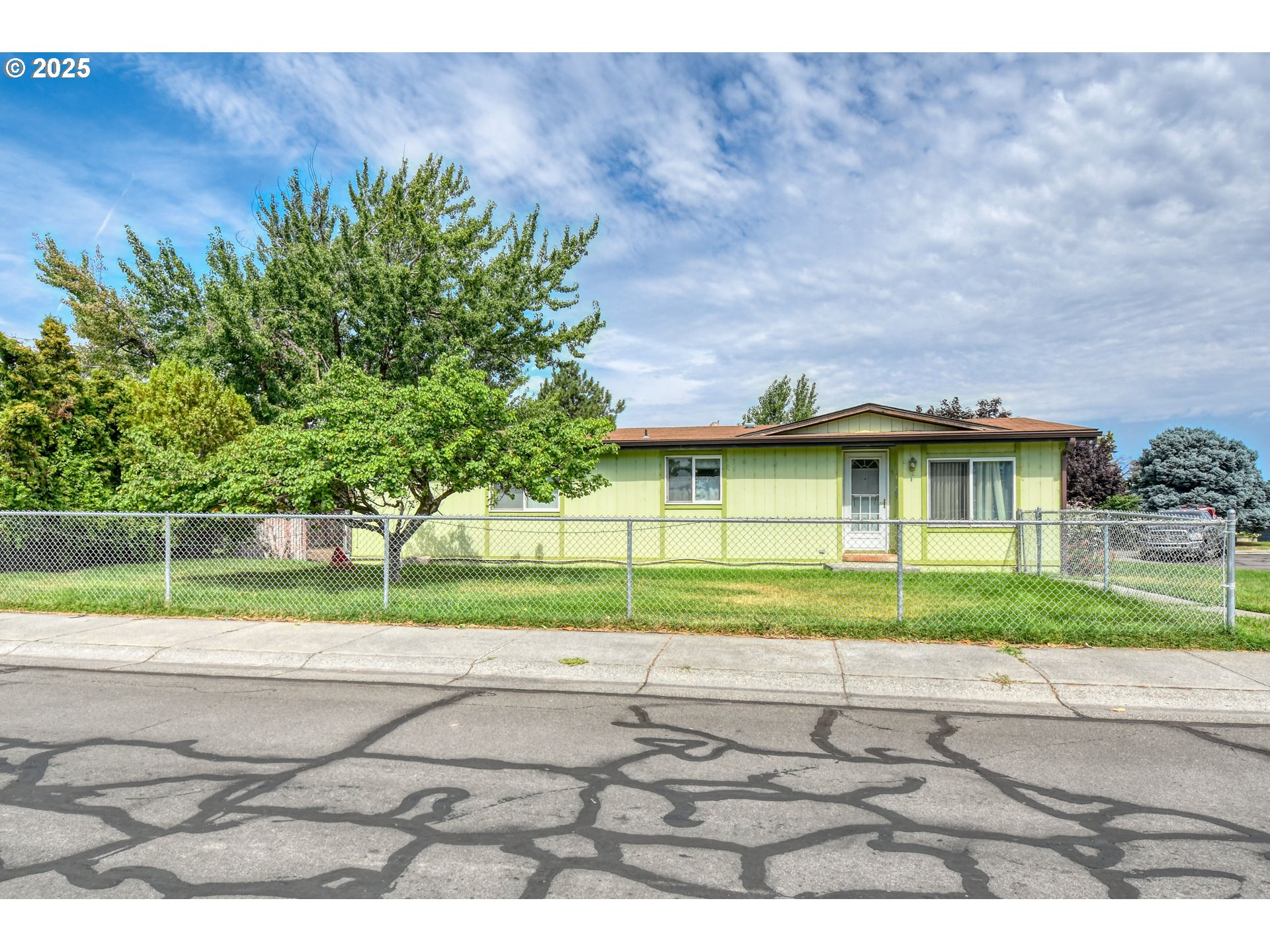 10 Southwest Sunrise Court Hermiston, OR 97838 - Photo 18 of 20 a view of outdoor space and yard