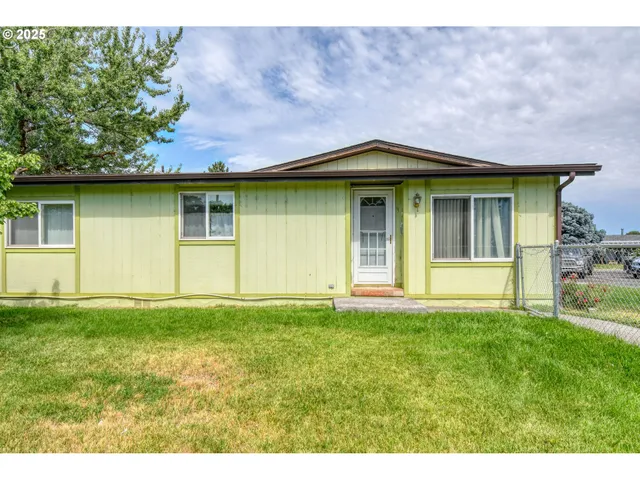 a front view of house with yard