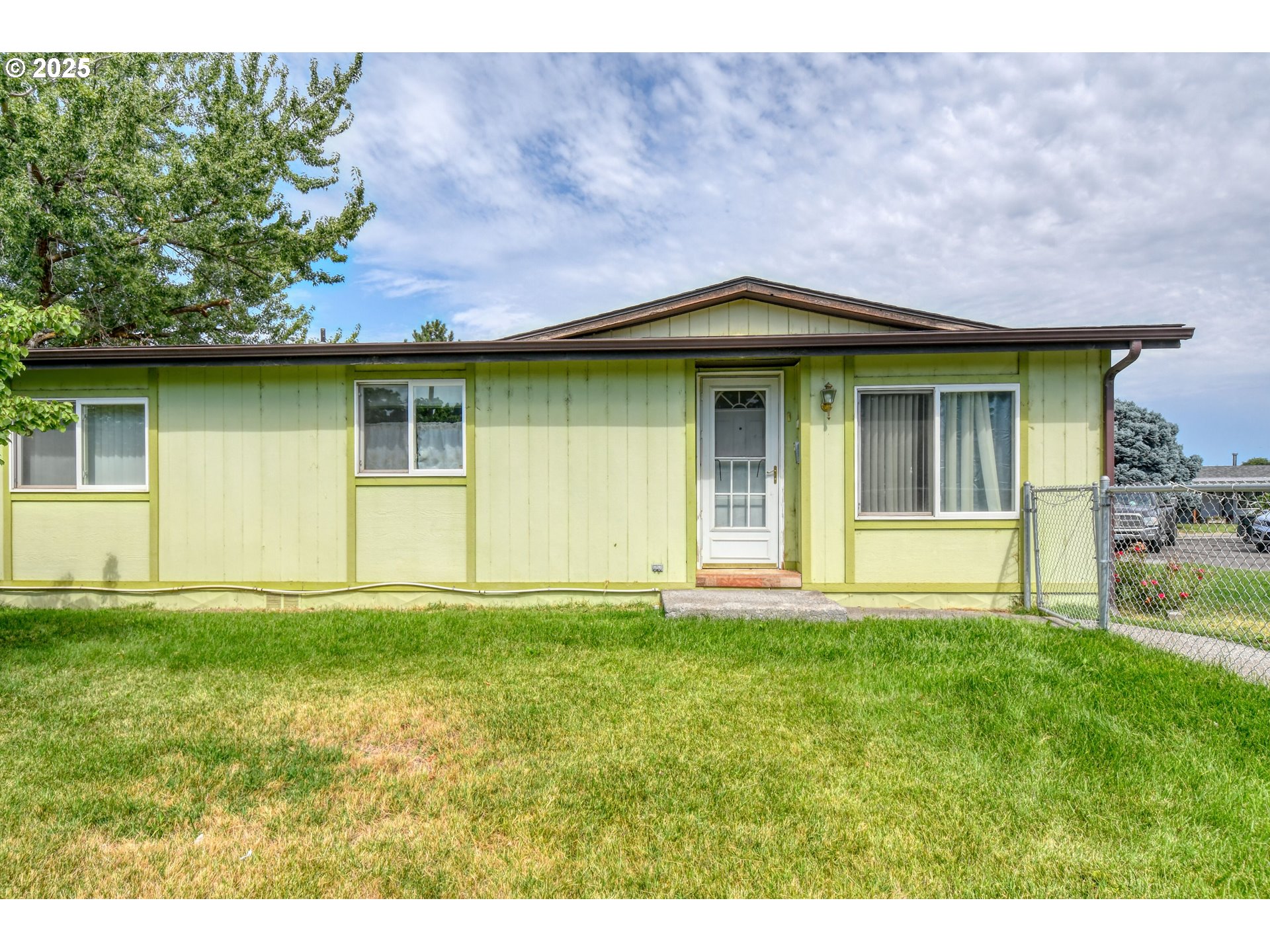 10 Southwest Sunrise Court Hermiston, OR 97838 - Photo 19 of 20 a front view of house with yard