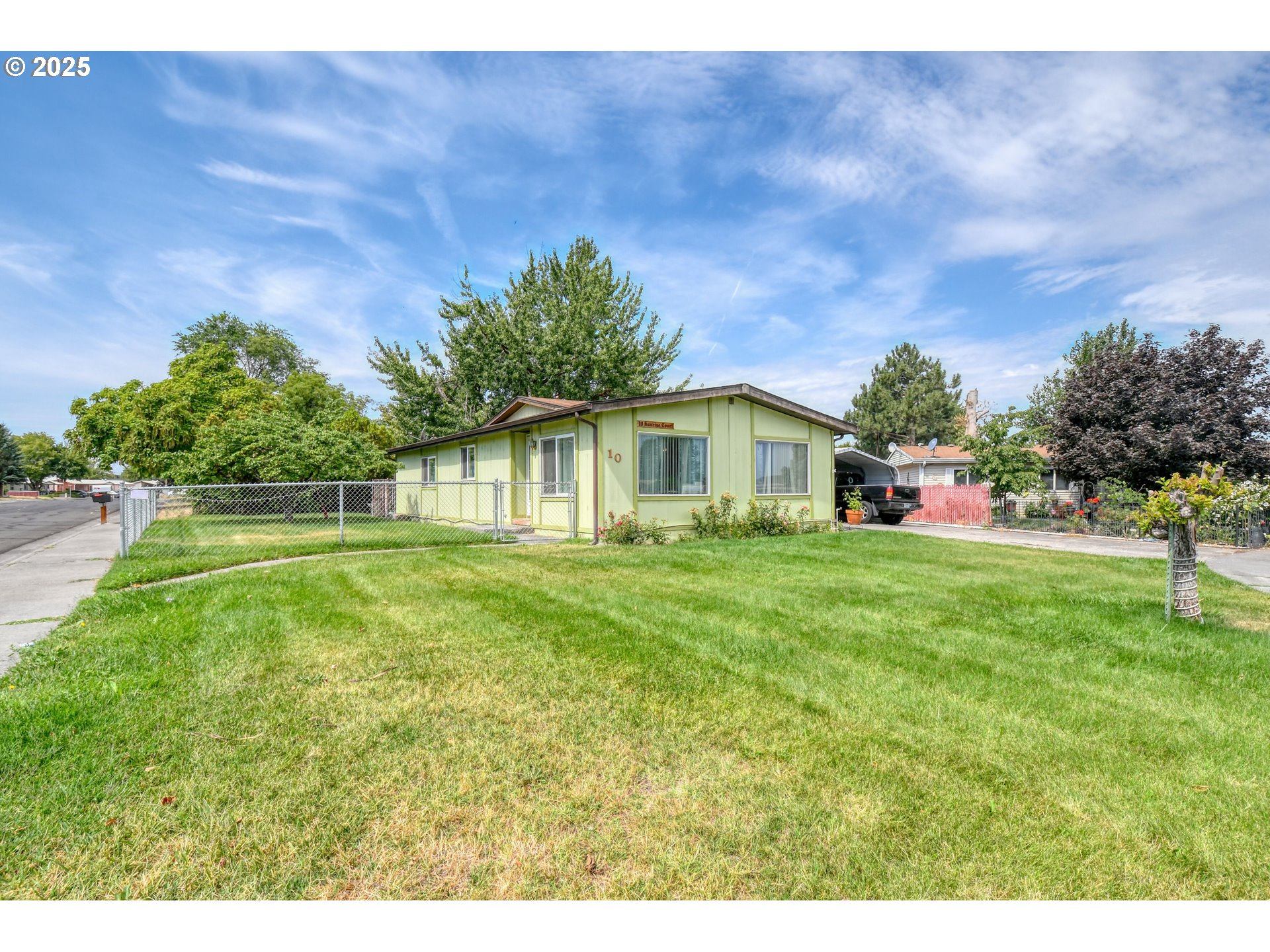 10 Southwest Sunrise Court Hermiston, OR 97838 - Photo 20 of 20 a front view of a house with a yard