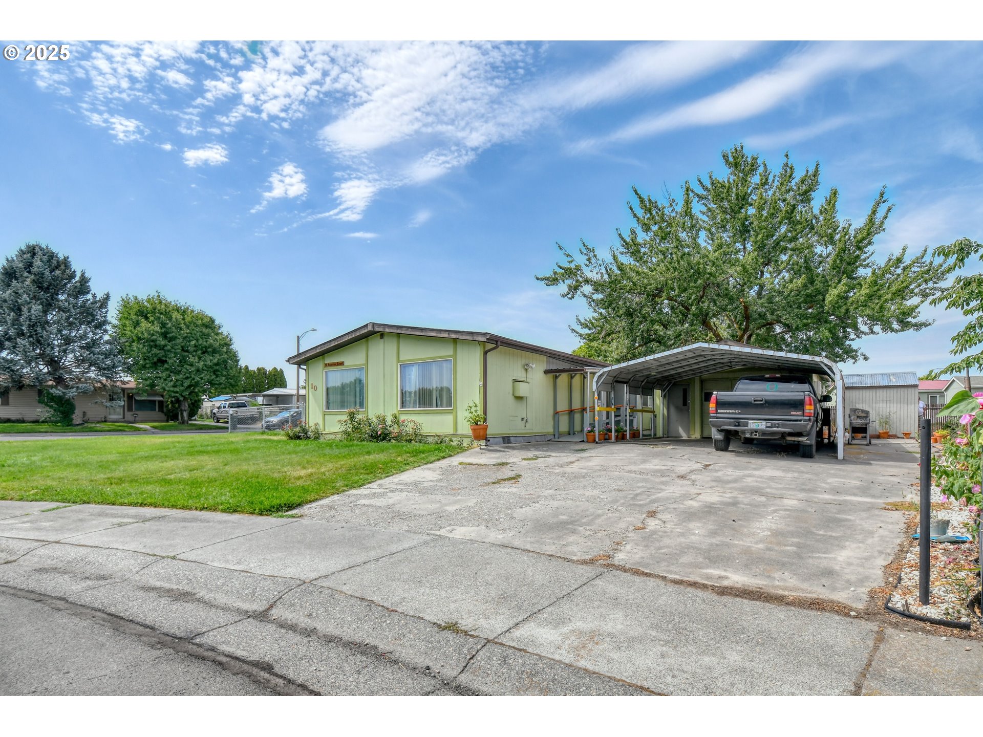 10 Southwest Sunrise Court Hermiston, OR 97838 - Photo 2 of 20 a front view of a house with a yard and garage