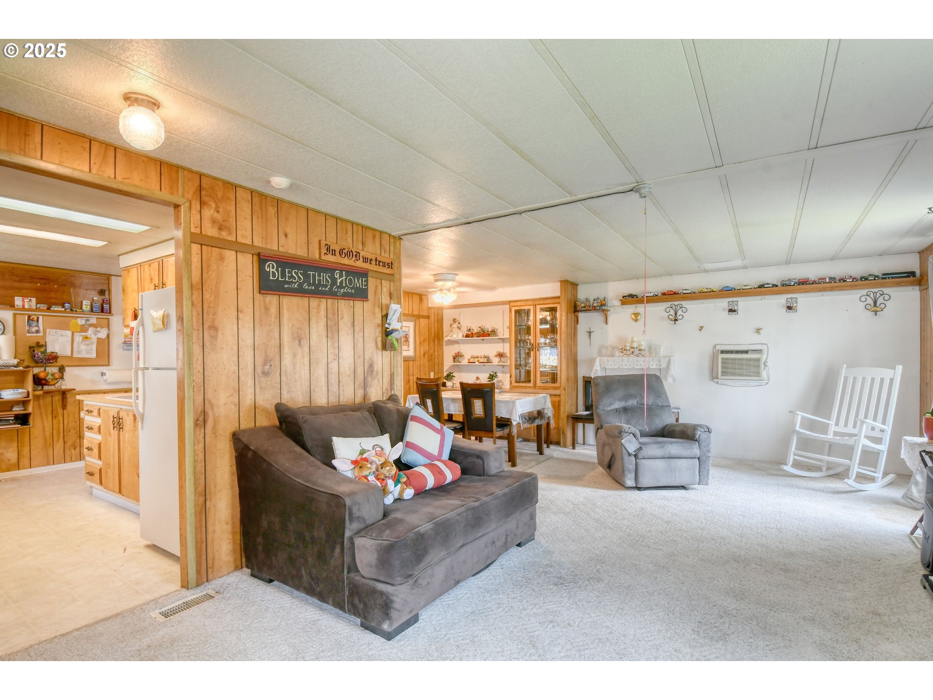10 Southwest Sunrise Court Hermiston, OR 97838 - Photo 3 of 20 a living room with furniture and a dining table