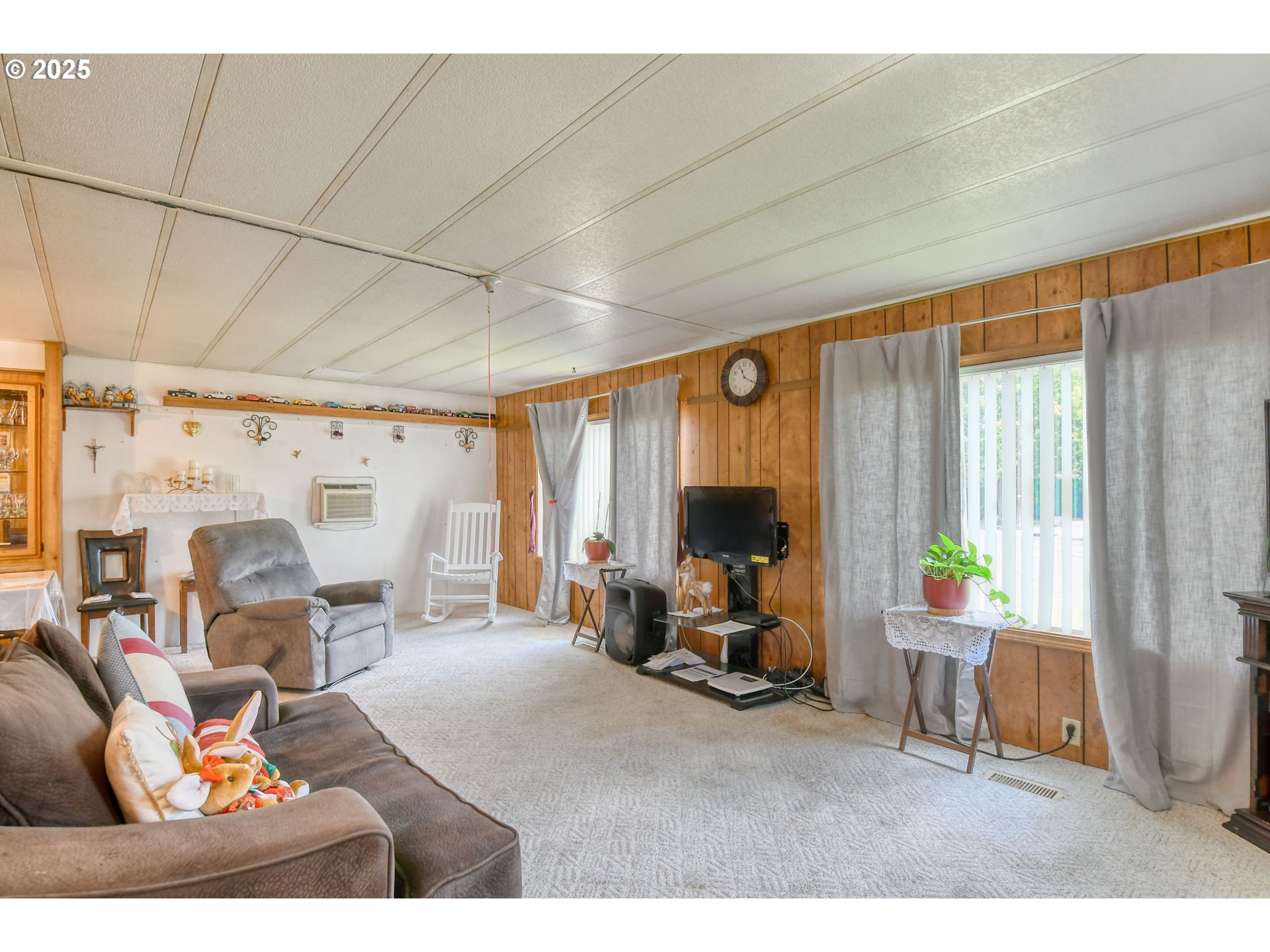10 Southwest Sunrise Court Hermiston, OR 97838 - Photo 4 of 20 a living room with furniture a large window and a chandelier