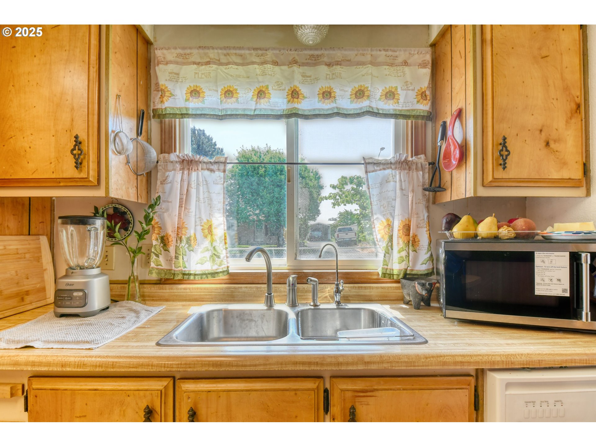 10 Southwest Sunrise Court Hermiston, OR 97838 - Photo 10 of 20 a kitchen with a sink and a window