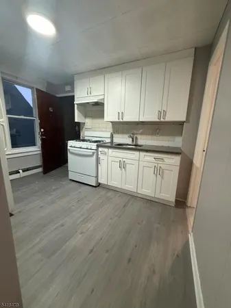$1,950 | 232 Inslee Place, Unit 3F, Elizabeth Port, NJ 07206