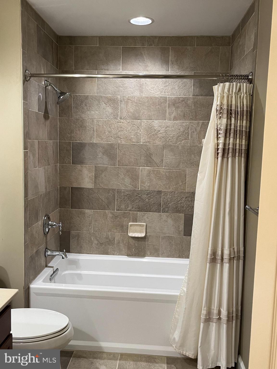 314 North Stanwick Road Moorestown, NJ 08057 - Photo 24 of 38 2nd Flr. Full Bath - Tile Tub/Shower