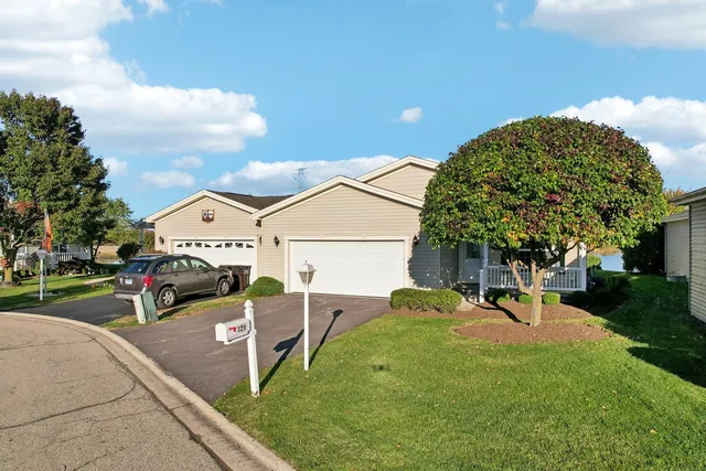$327,000 | 328 Legacy Court, Grayslake, IL 60030