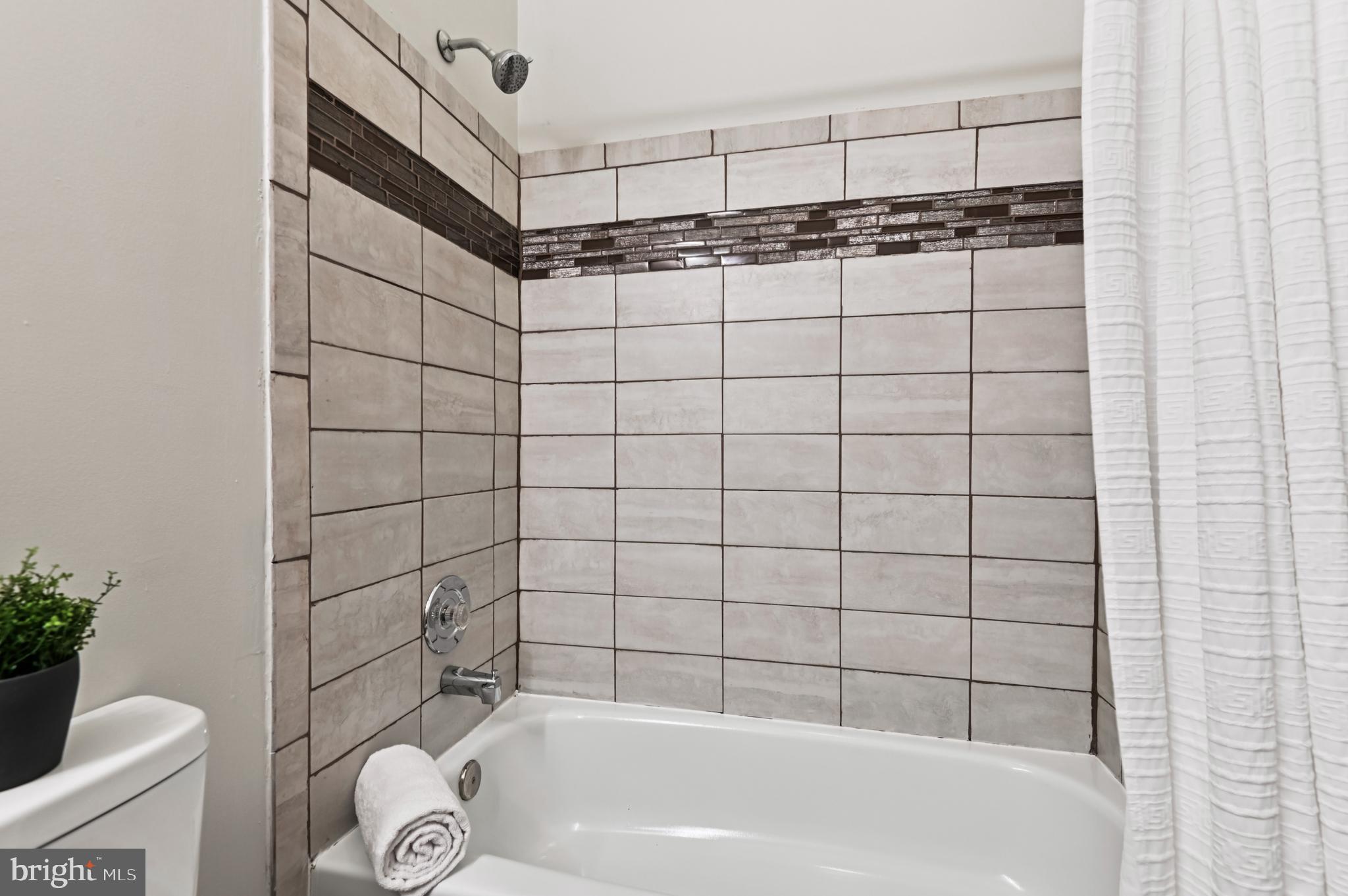 19 Championship Court, Unit K5 Owings Mills, MD 21117 - Photo 22 of 35 a bathroom with a bathtub and a toilet