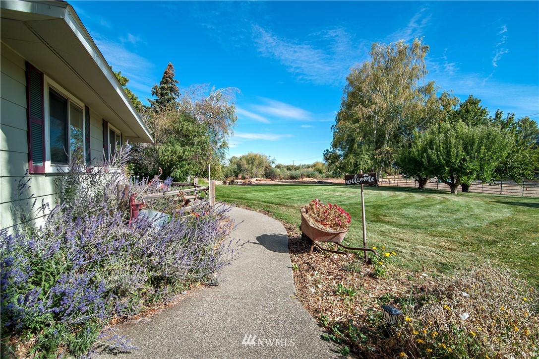 1061 Lyons Road Ellensburg, WA 98926 - Photo 2 of 25