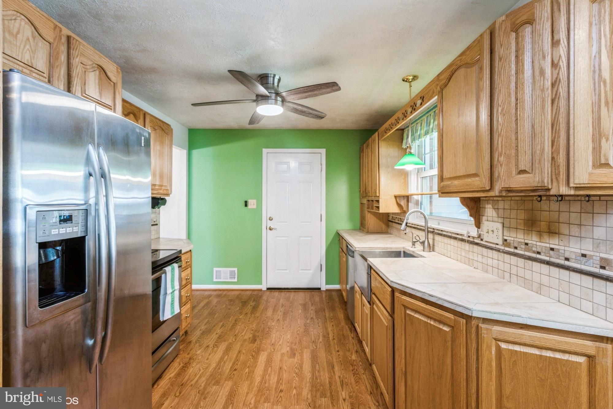 6613 Red Jacket Road Springfield, VA 22152 - Photo 7 of 40 ceramic-tiled countertops