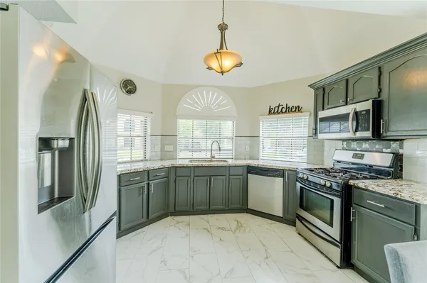 $2,390 | 3022 Norwich Street, Pearland, TX 77584