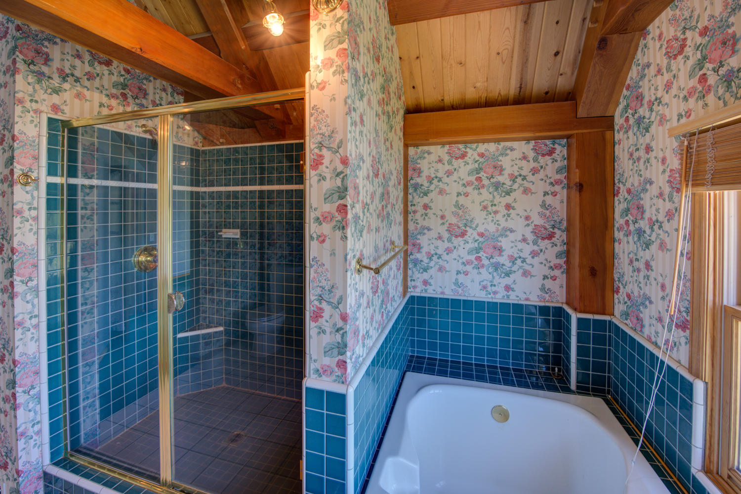 22052 Banff Drive Bend, OR 97702 - Photo 22 of 31 22_bath