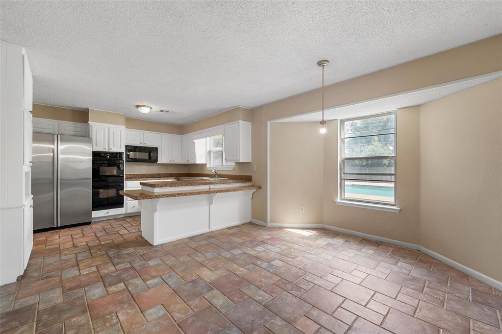 309 Crescent Drive Hewitt, TX 76643 - Photo 6 of 16 a large kitchen with a large window