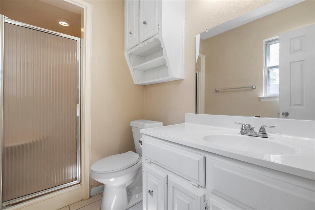 309 Crescent Drive Hewitt, TX 76643 - Photo 9 of 16 a bathroom with a sink toilet and mirror