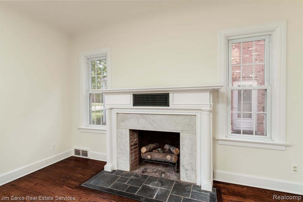 1689 Broadstone Road Grosse Pointe Woods, MI 48236 - Photo 8 of 35