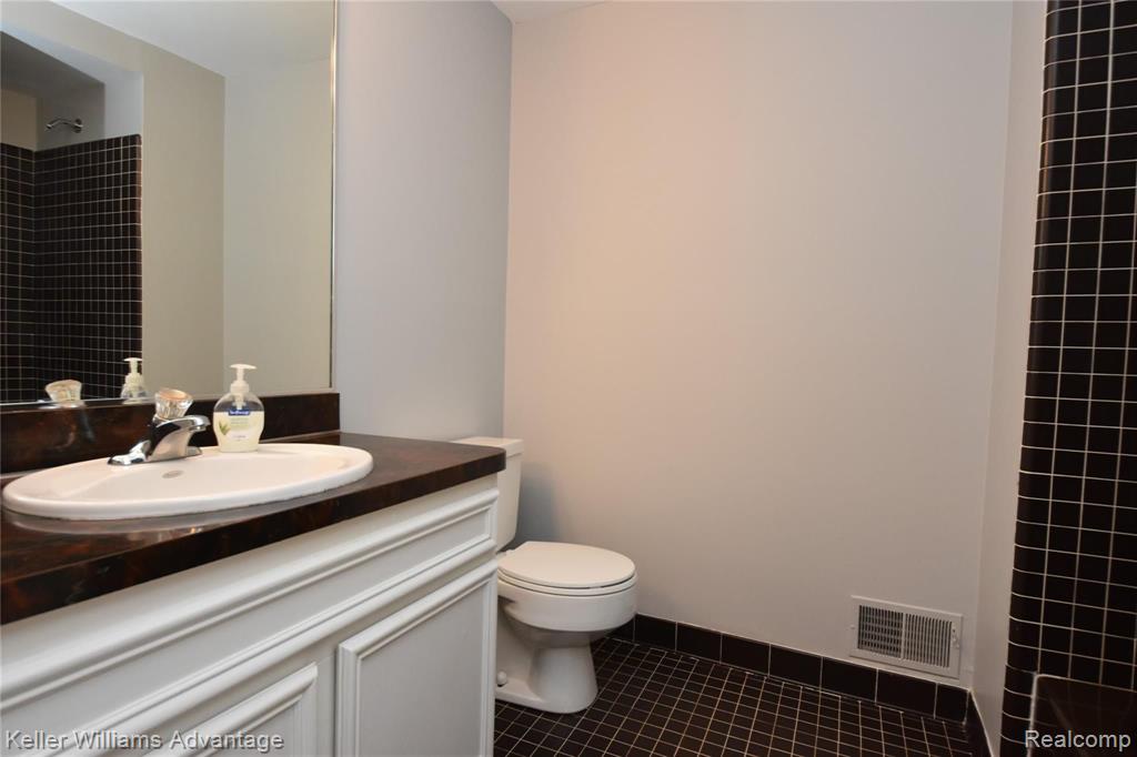 14679 Riverside Street Livonia, MI 48154 - Photo 19 of 27
