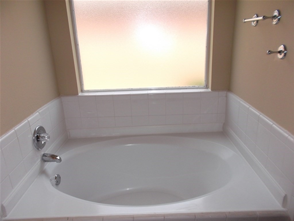 1835 Manor Drive Baytown, TX 77521 - Photo 10 of 16 a bathroom with a bathtub