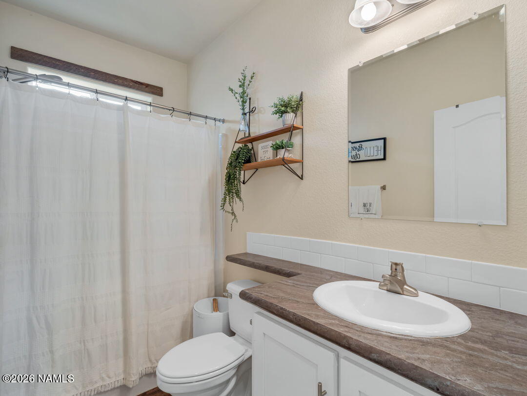 147 Pinecrest Trail Williams, AZ 86046 - Photo 21 of 39 a bathroom with a sink toilet and shower