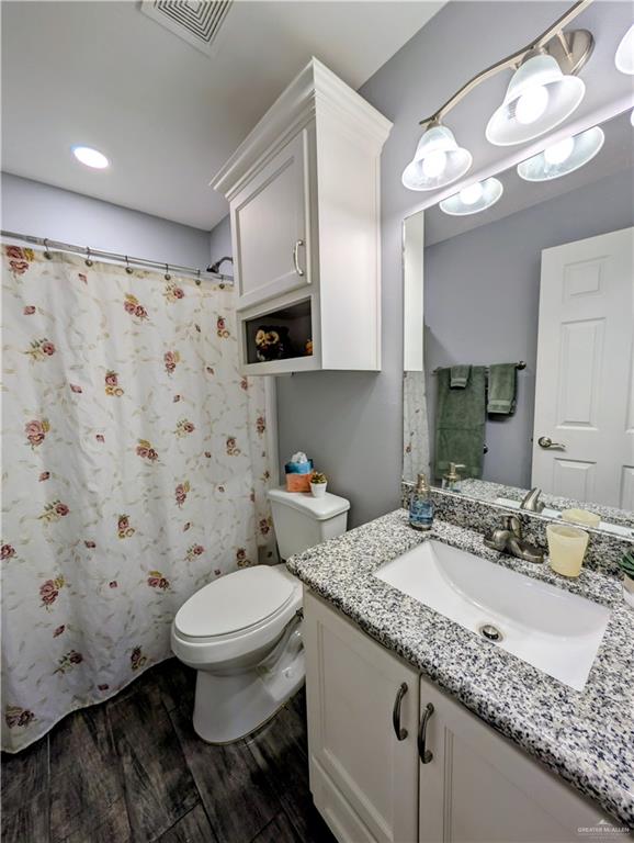404 Jupiter Street Mission, TX 78572 - Photo 13 of 22 Guest bathroom with bathtub/shower.