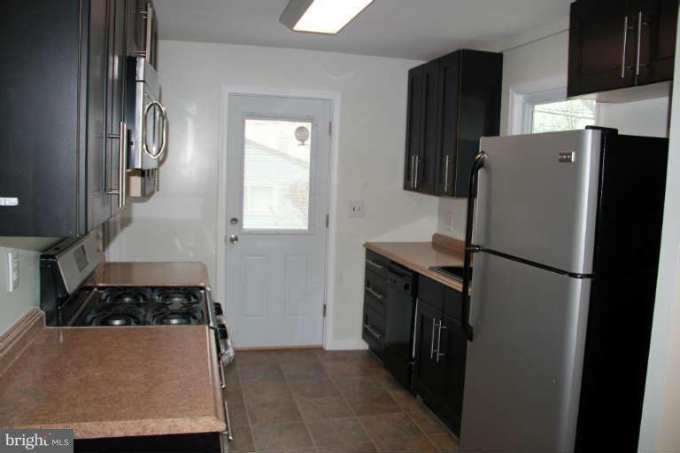 8802 Lakewood Road Baltimore, MD 21234 - Photo 17 of 19 Kitchen