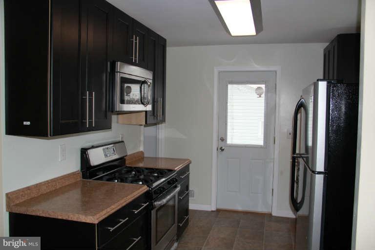 8802 Lakewood Road Baltimore, MD 21234 - Photo 18 of 19 Kitchen