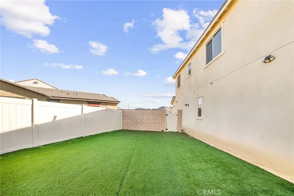 a view of a house with backyard