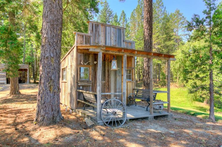 1600 Rounds Avenue Grants Pass, OR 97527 - Photo 10 of 35 a view of outdoor space and yard