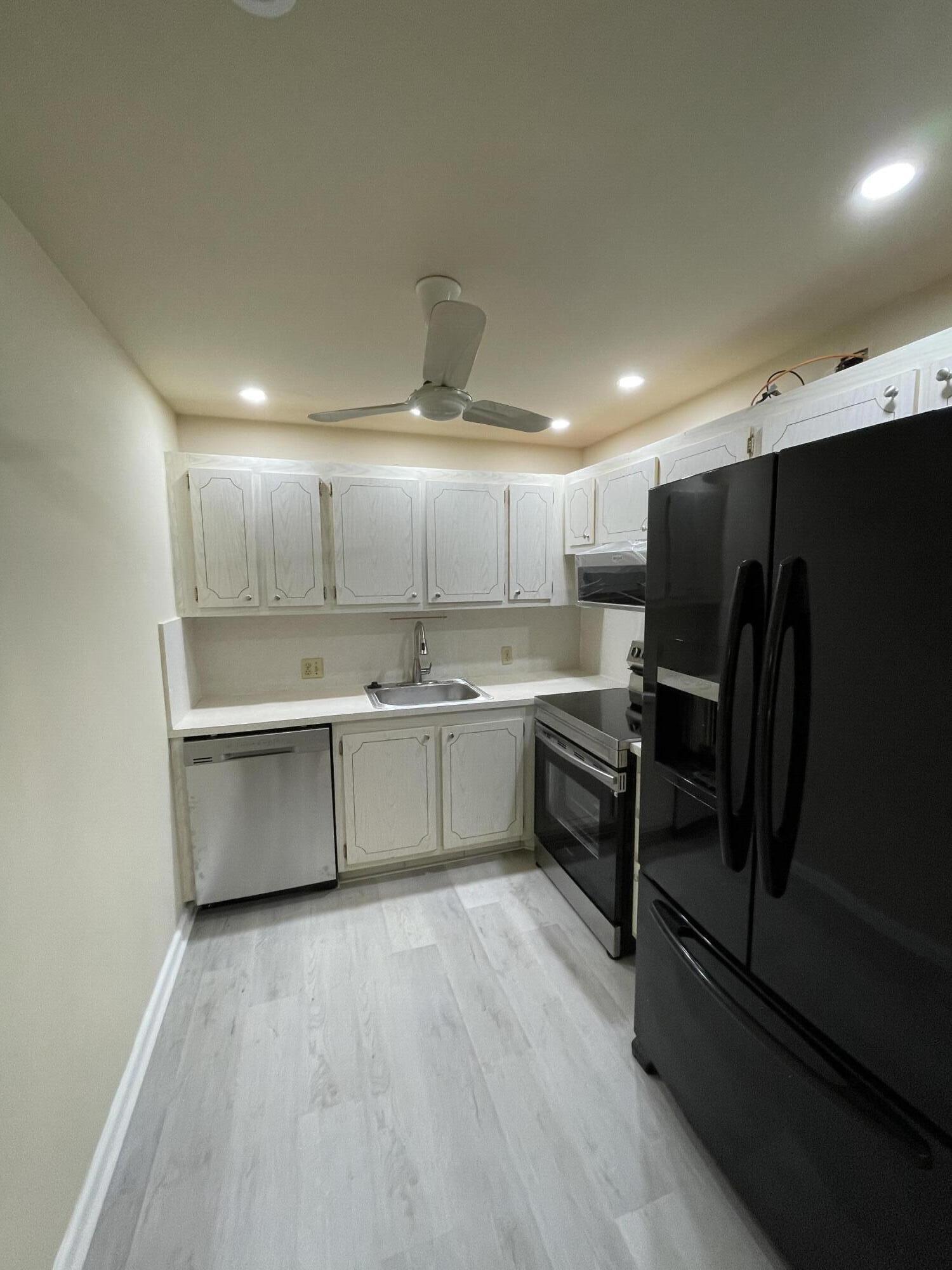 311 Fanshaw Drive, Unit H Boca Raton, FL 33434 - Photo 4 of 14 Kitchen
