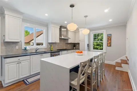 $1,925,000 | 10 Cambridge Court, Larchmont, NY 10538
