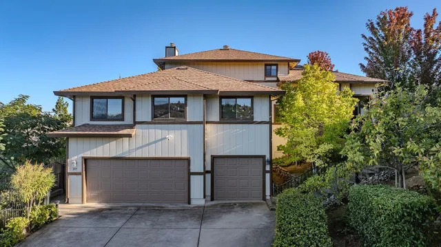 a view of a house with backyard