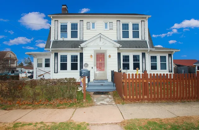 $425,000 | 2 Treadwell Street, West Haven, CT 06516