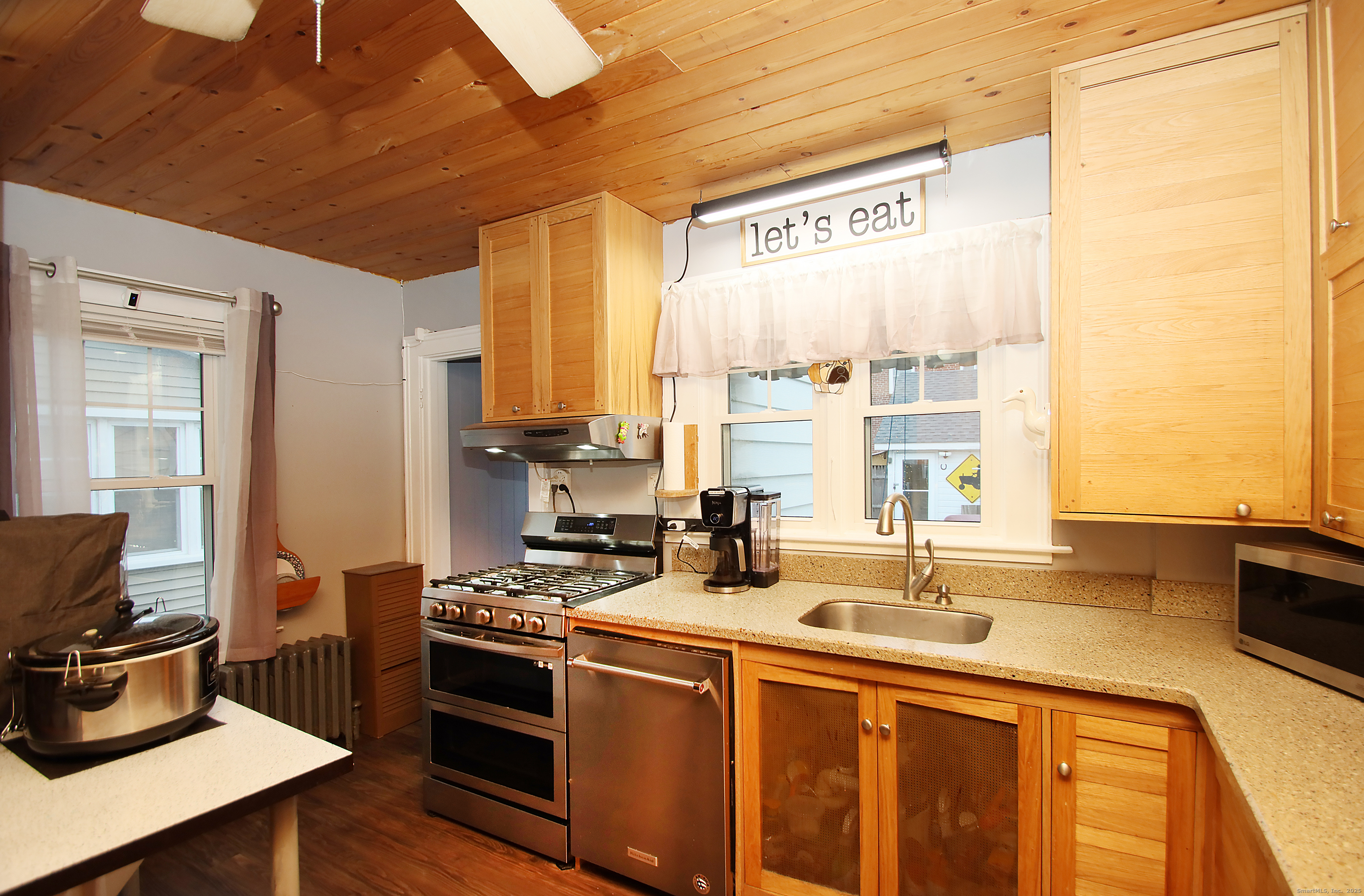 2 Treadwell Street West Haven, CT 06516 - Photo 11 of 33