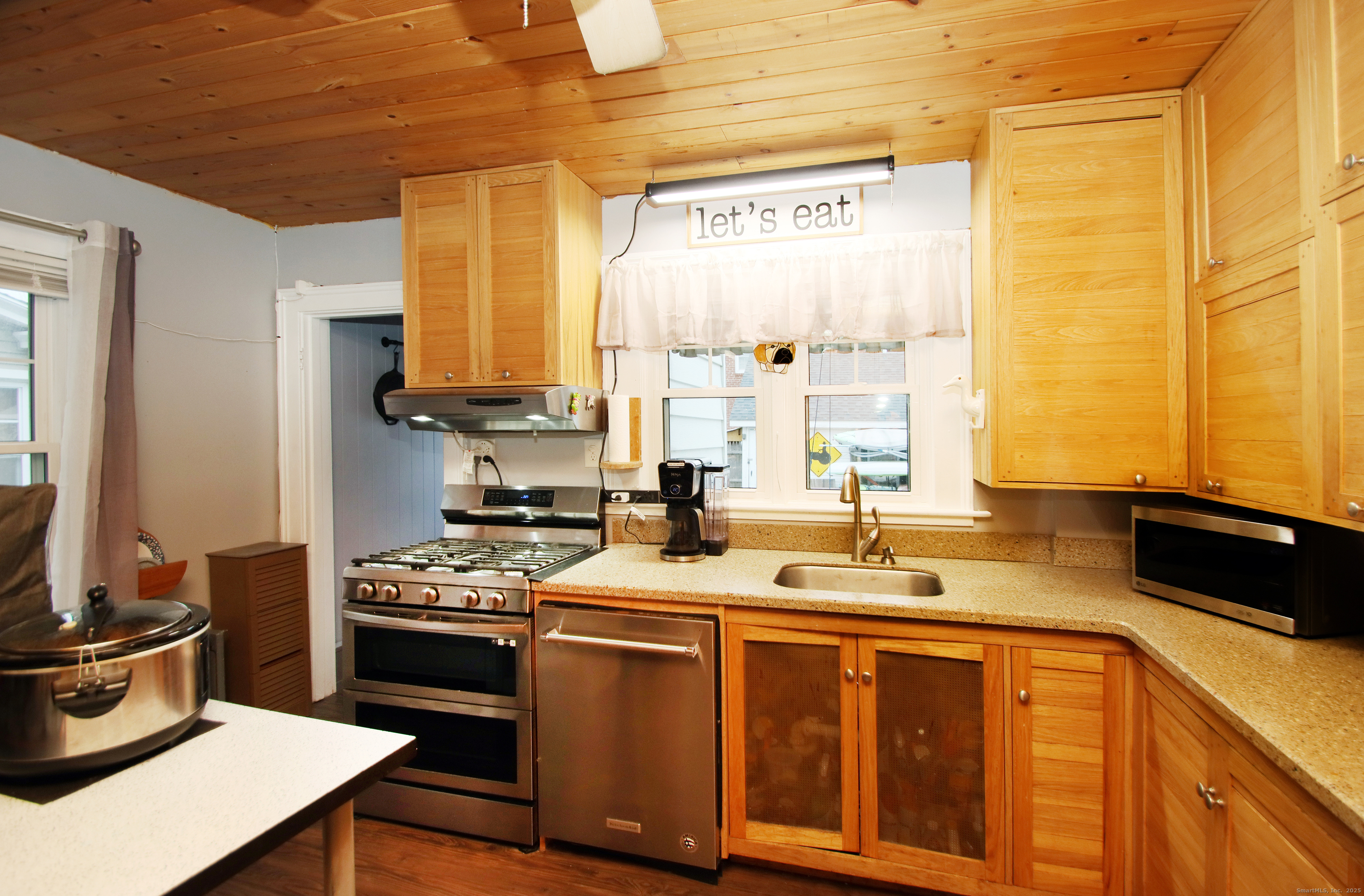 2 Treadwell Street West Haven, CT 06516 - Photo 12 of 33