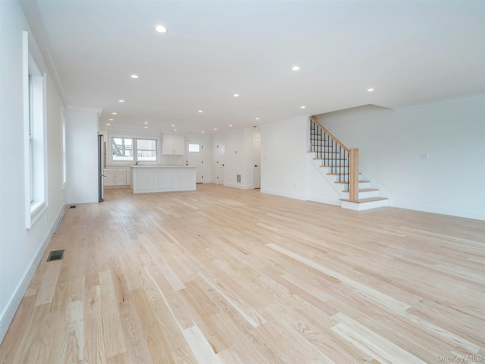 35 A Dunwood Road Port Washington, NY 11050 - Photo 6 of 36