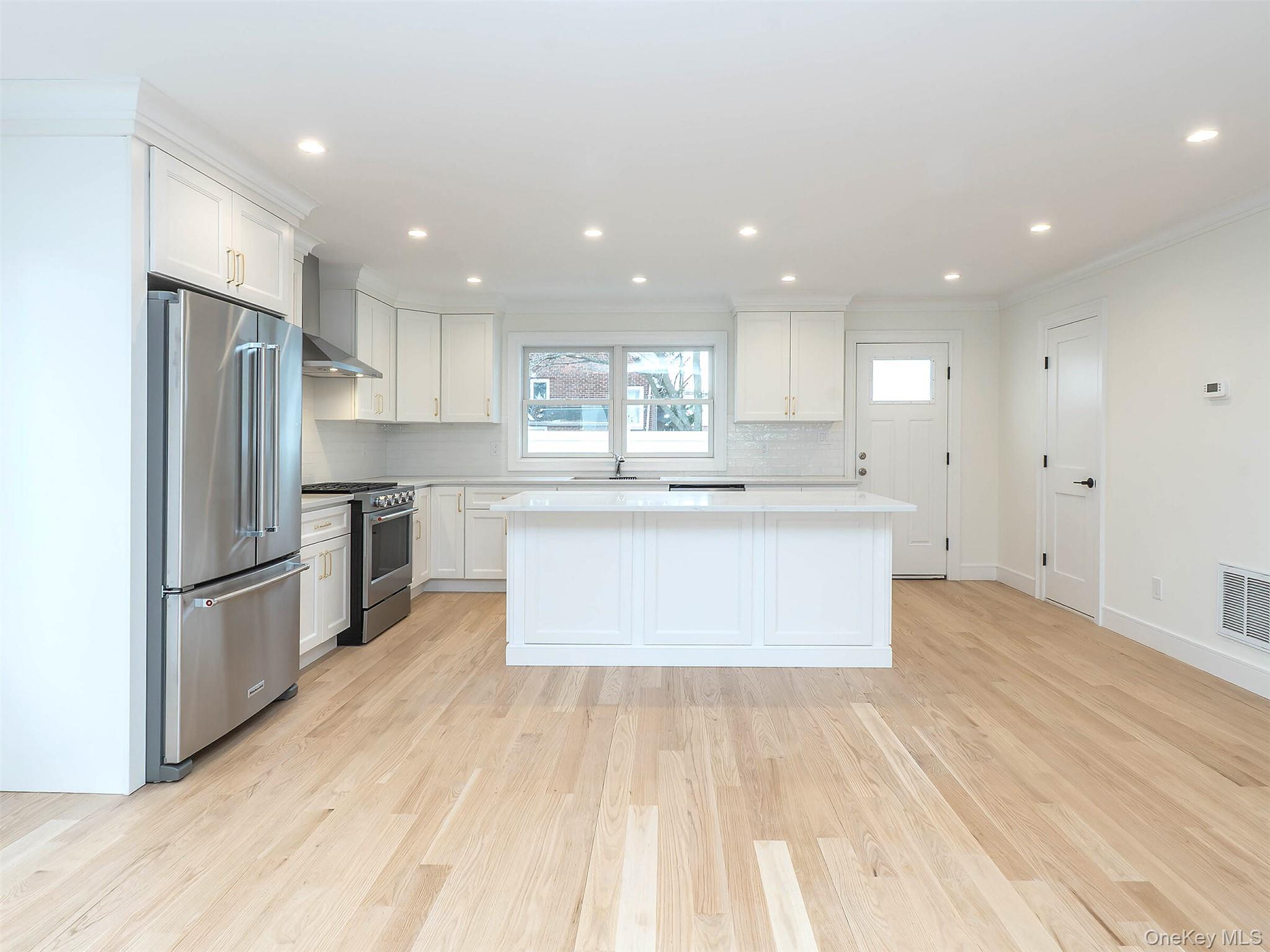 35 A Dunwood Road Port Washington, NY 11050 - Photo 7 of 36