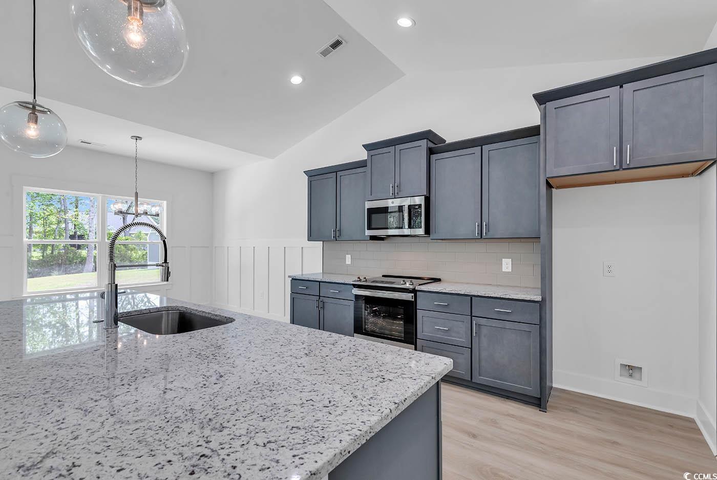 318 Dunbarton Lane Conway, SC 29526 - Photo 15 of 33 Kitchen with decorative backsplash, light wood lam