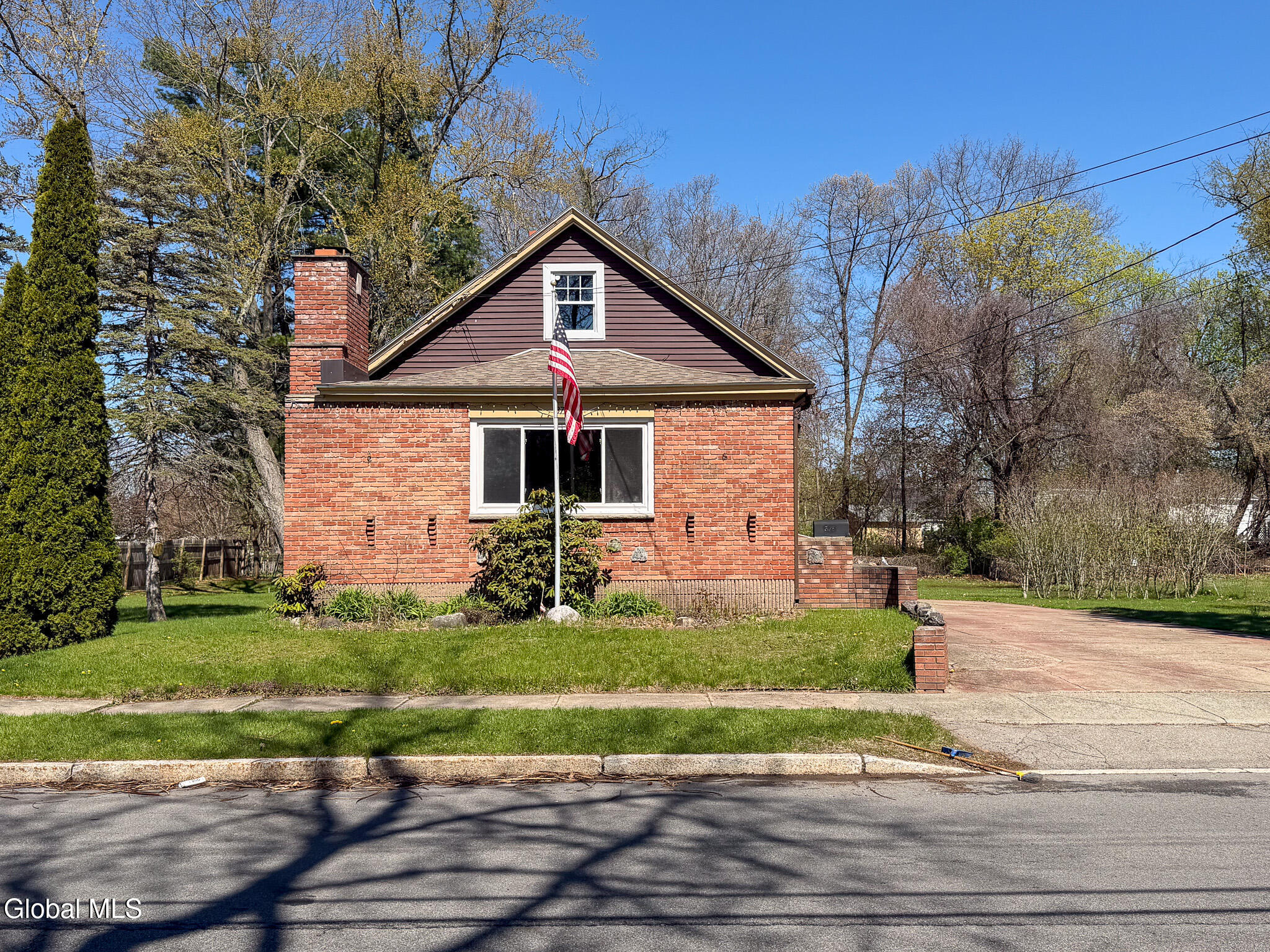 378 Bradford Road Schenectady, NY 12304 - Photo 2 of 37 IMG_1462