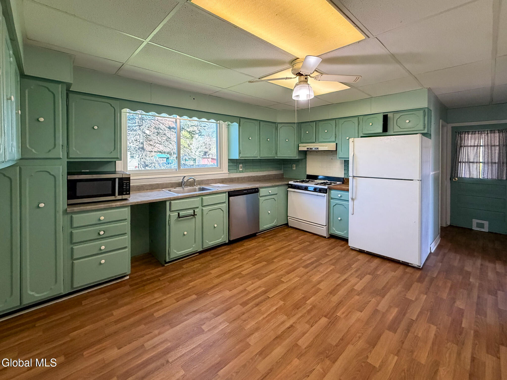 378 Bradford Road Schenectady, NY 12304 - Photo 6 of 37 IMG_1203
