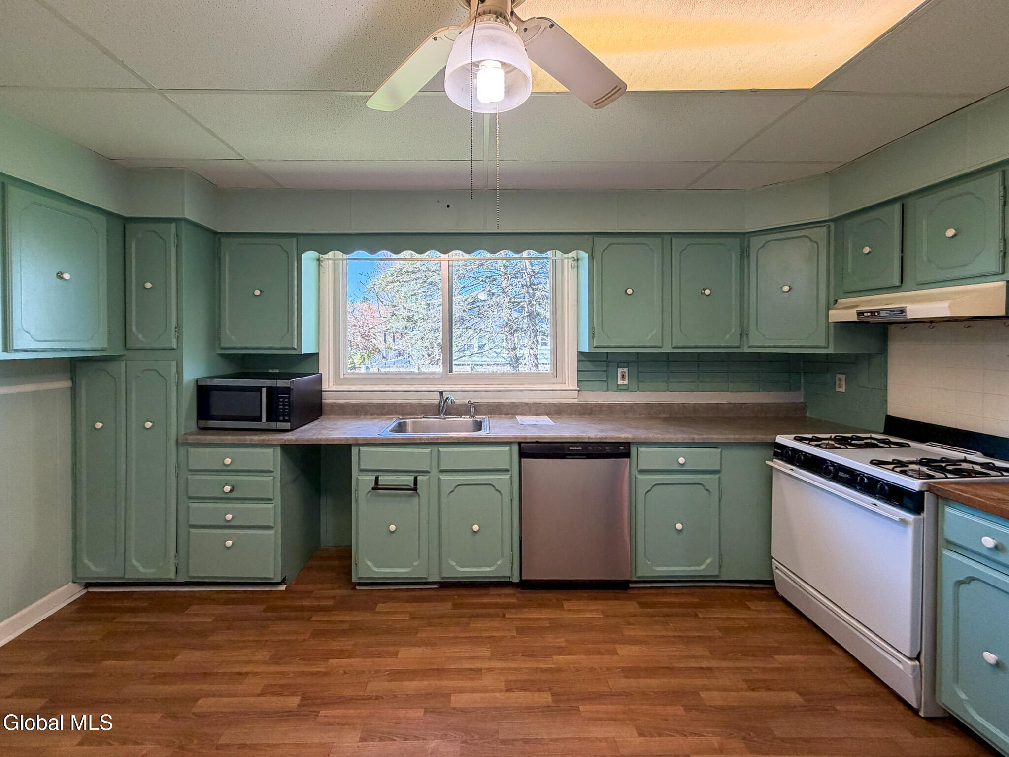 378 Bradford Road Schenectady, NY 12304 - Photo 7 of 37 IMG_1216