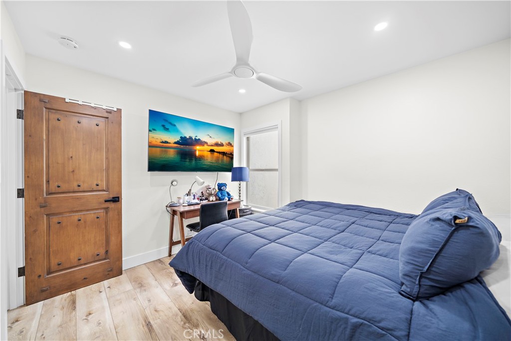 711 Pacific Coast Highway, Unit 330 Huntington Beach, CA 92648 - Photo 20 of 54 a bedroom with a bed and a flat screen tv