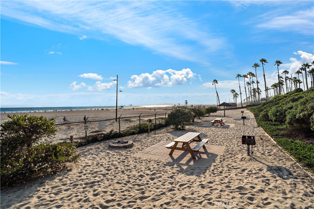 711 Pacific Coast Highway, Unit 330 Huntington Beach, CA 92648 - Photo 41 of 54 a view of a terrace