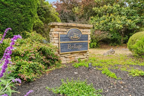 a sign that is sitting on a brick wall