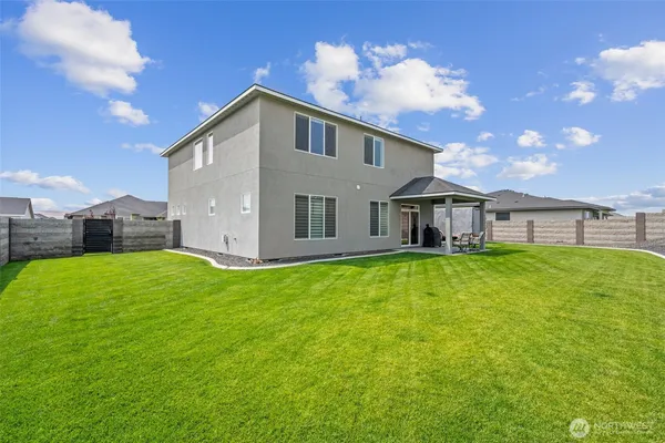 a view of a house with a backyard