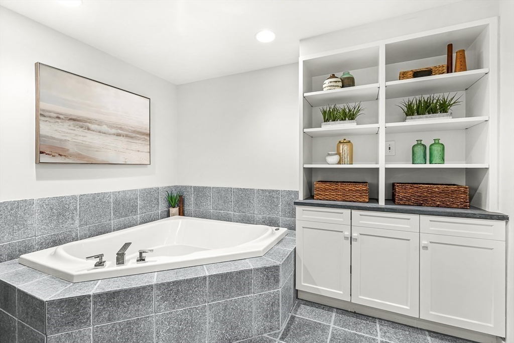 67 Algonquin Road, Unit 67 Newton, MA 02467 - Photo 27 of 38 a bathroom with bathtub