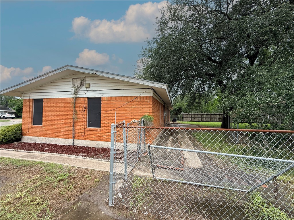 612 Short Street Sinton, TX 78387 - Photo 3 of 16