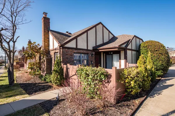 $499,999 | 47 Greenmeadow Court, Deer Park, NY 11729